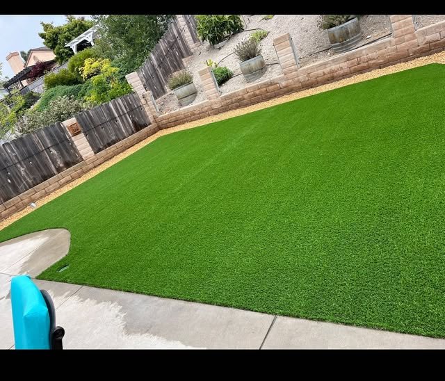 Turf backyard with low retaining wall border