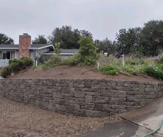 Segmental block retaining wall
