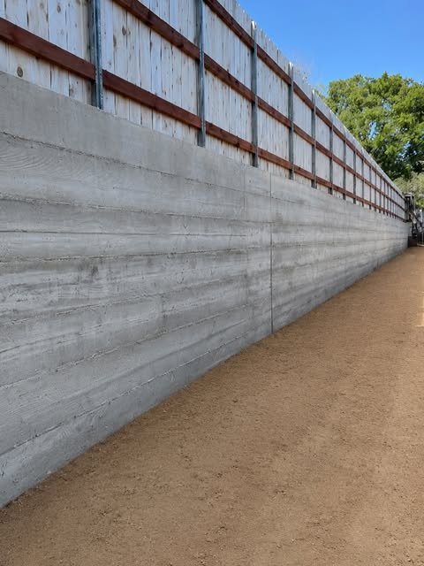 Long board-form concrete retaining wall